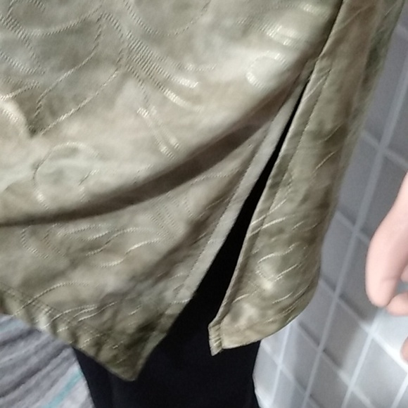 🎃 ALYX green cold shoulder blouse w/ lightly textured floral pattern - Picture 3 of 12